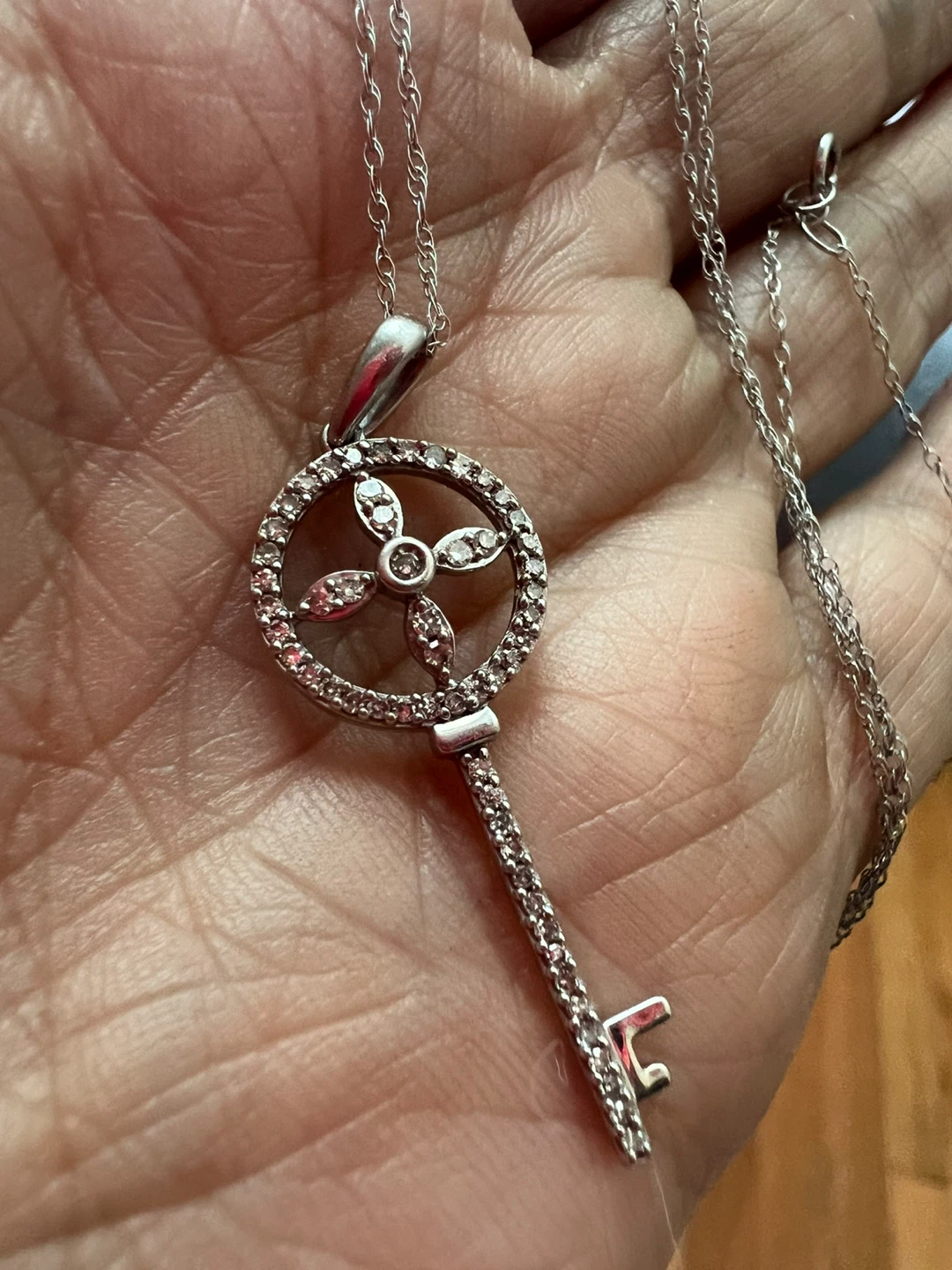 10K White Gold Diamond Key Pendant Necklace - photo 2