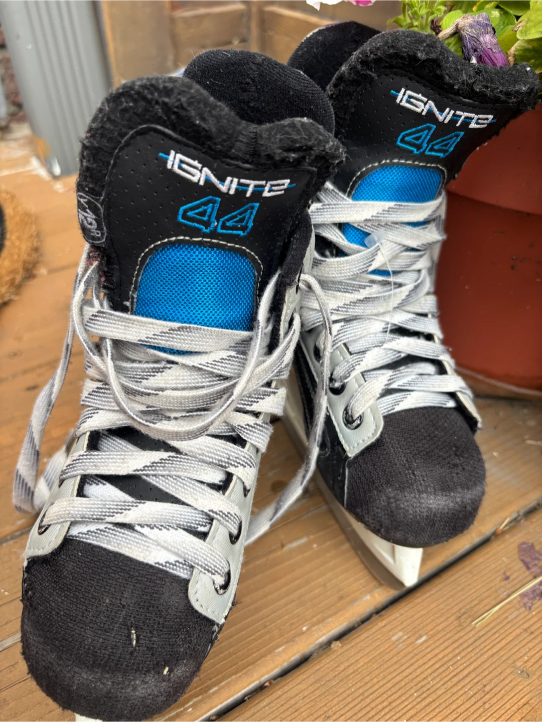 Bauer Ignite 44 Youth Hockey Skates Size Y12R