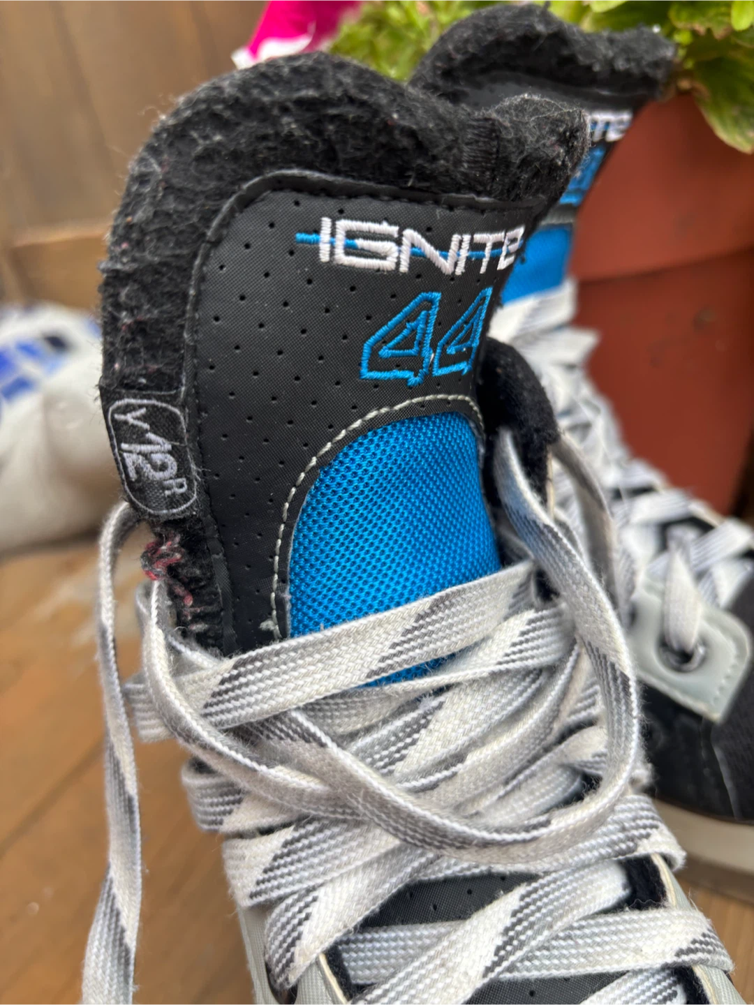 Bauer Ignite 44 Youth Hockey Skates Size Y12R - photo 2