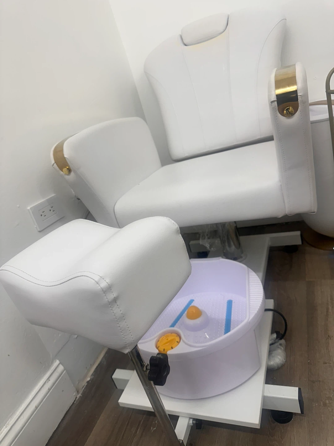 White Pedicure Spa Chair - photo 3