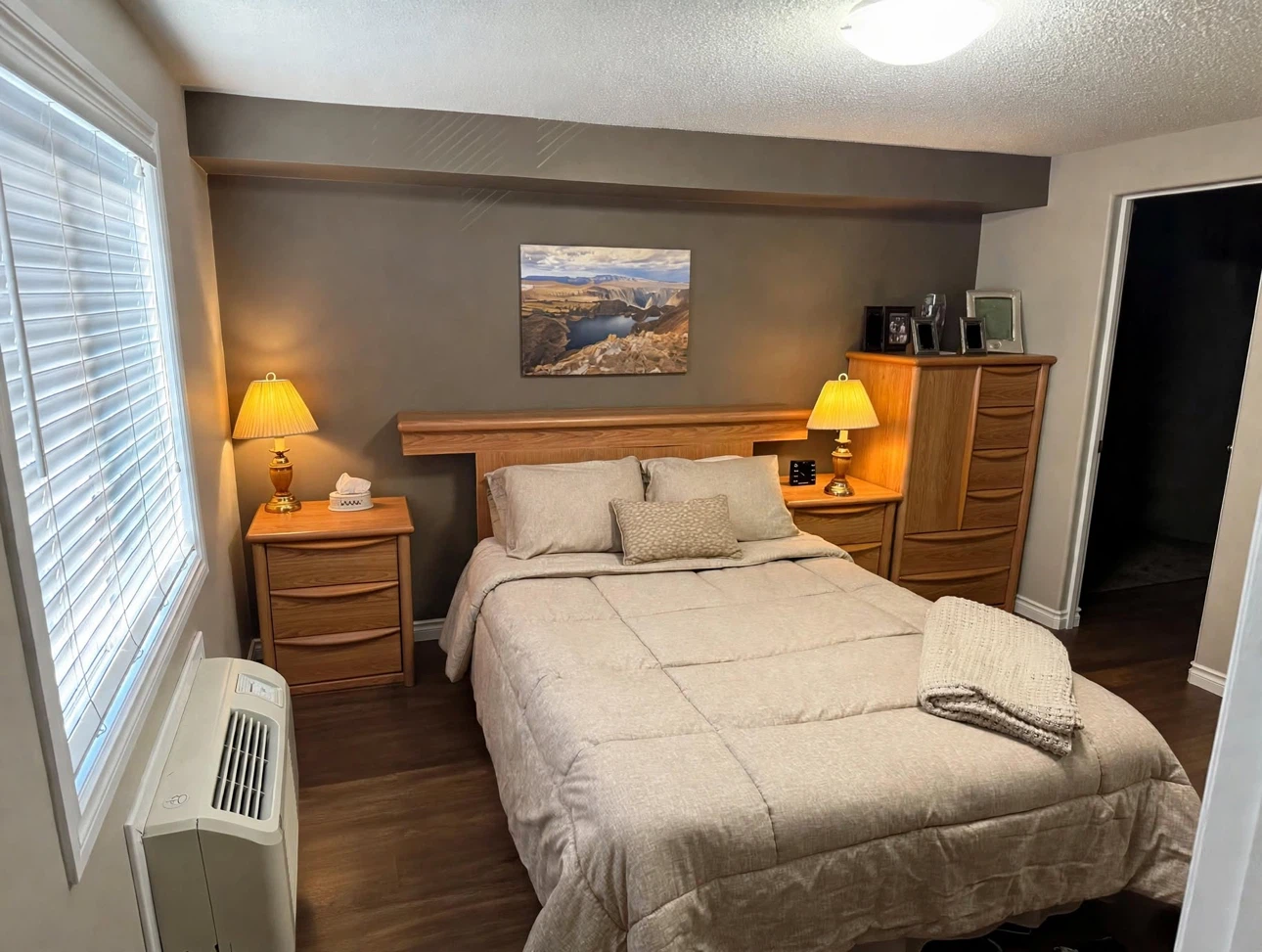Queen sized Light Oak 4 pieces Bedroom Set – Natural Wood Finish - photo 4