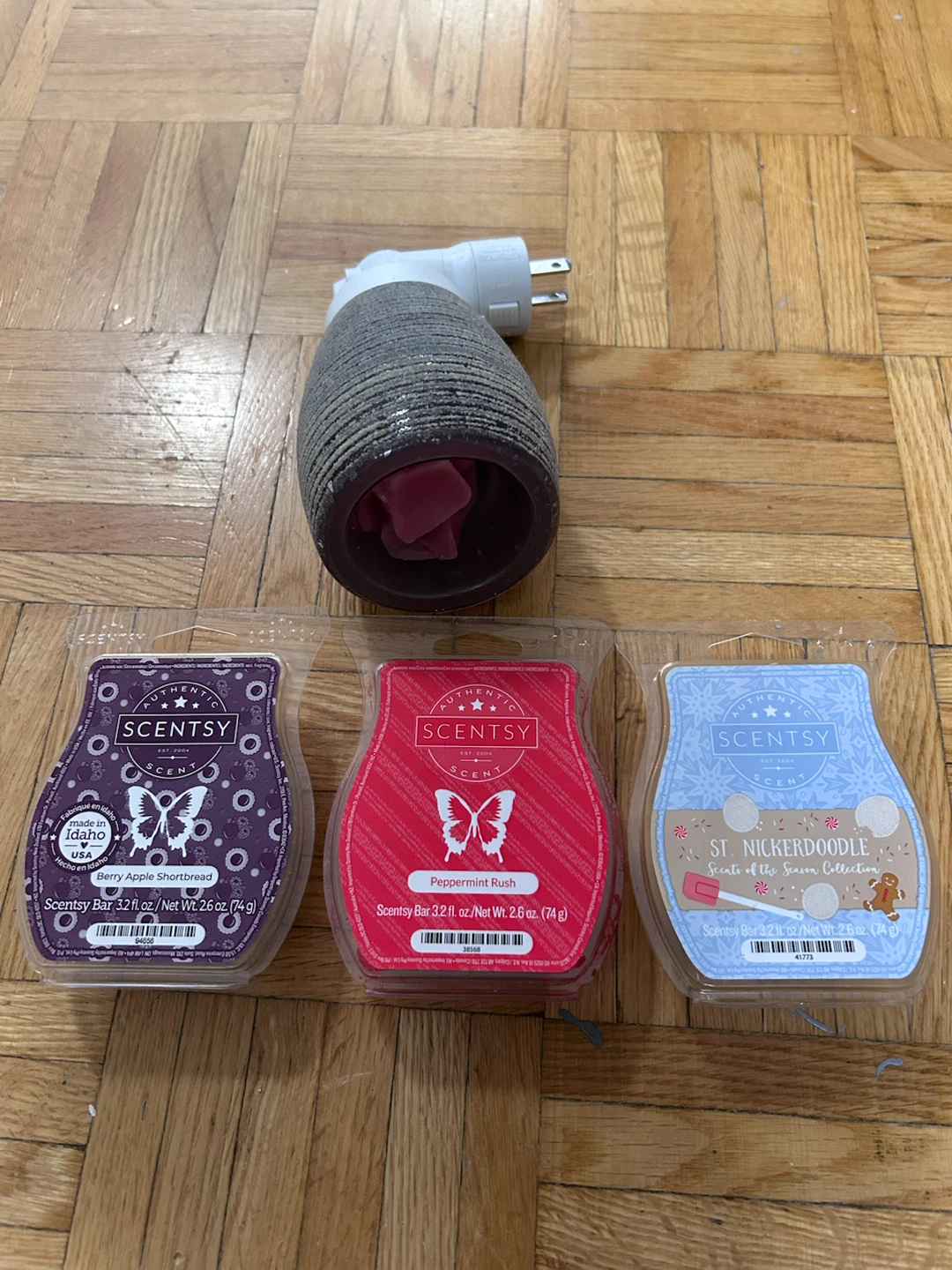 Scentsy Wall Plug-in Warmer with 3 Scent Bars