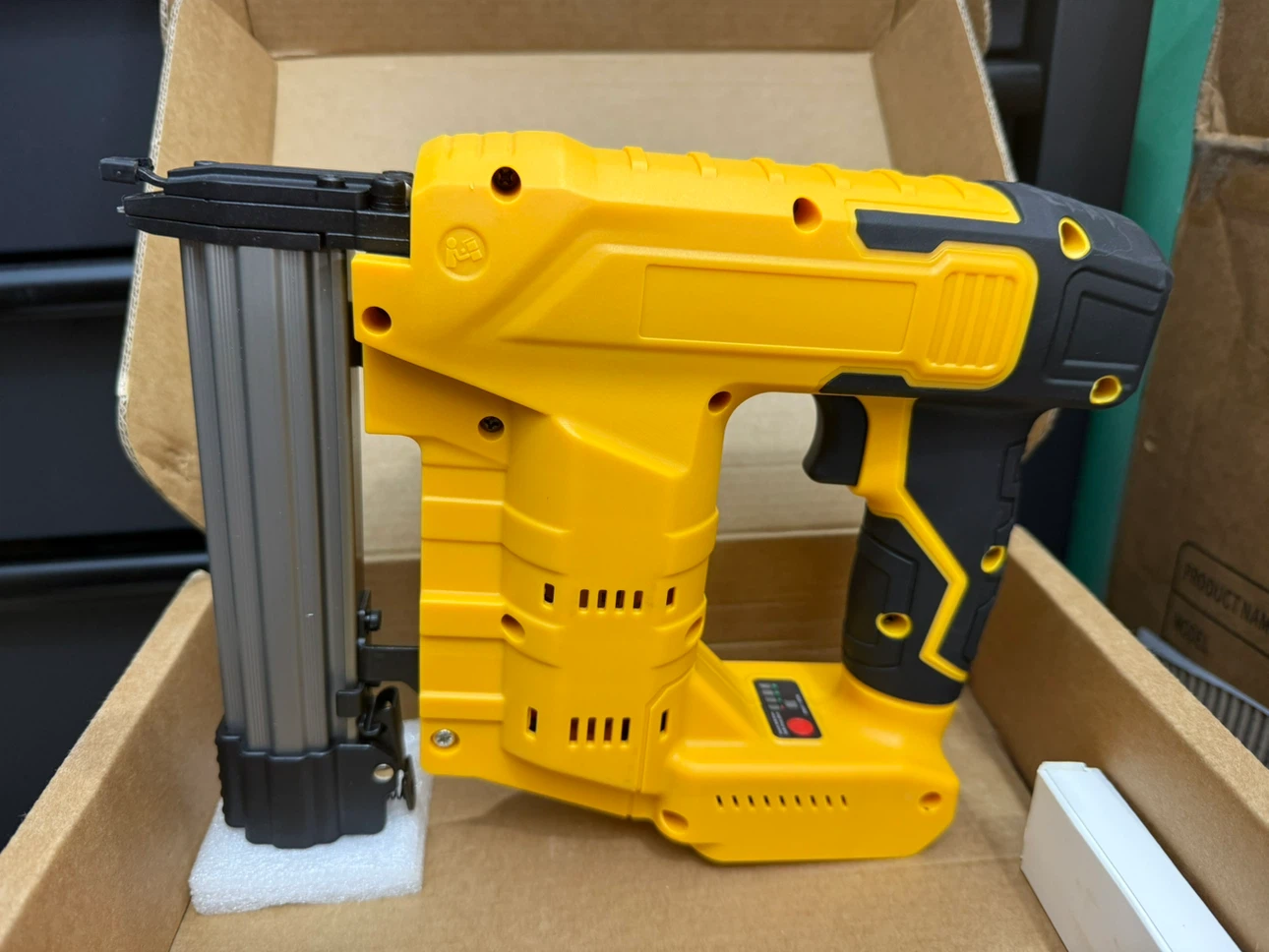 2-in-1 Cordless Brad Nailer Stapler - photo 4