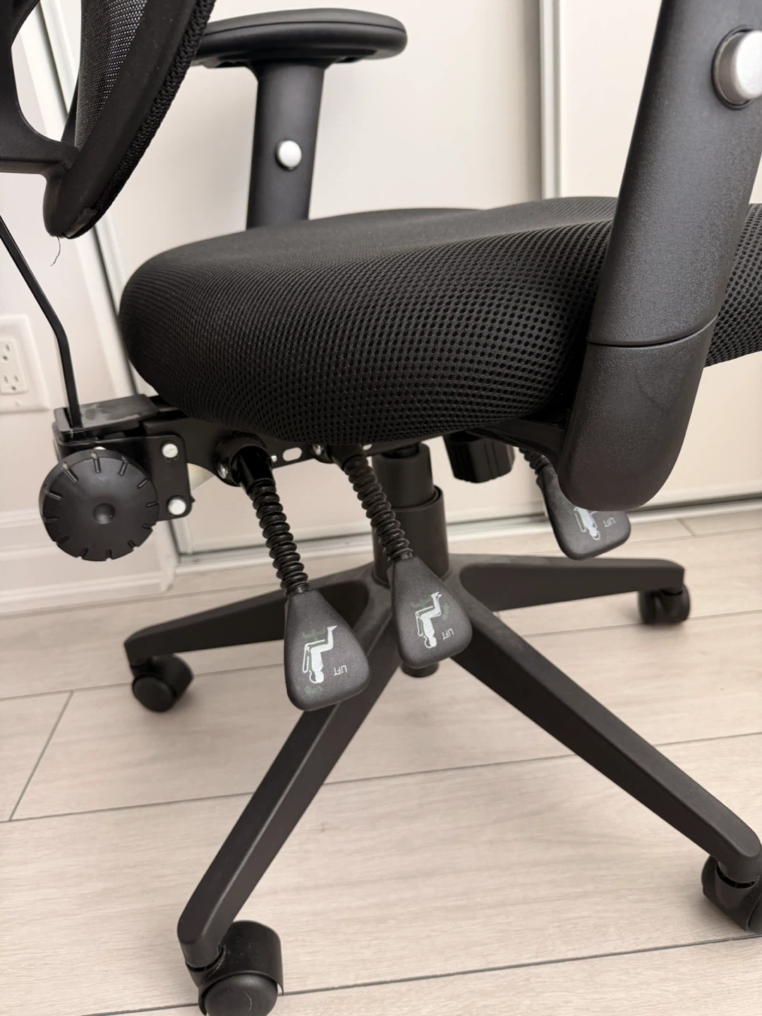 Black Mesh Office Chair - photo 3