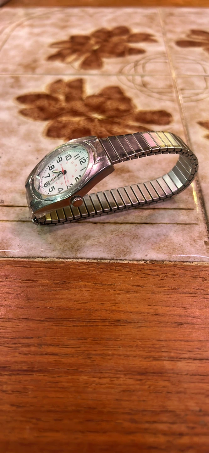 Quartz Wristwatch with Metal Expansion Band - photo 2
