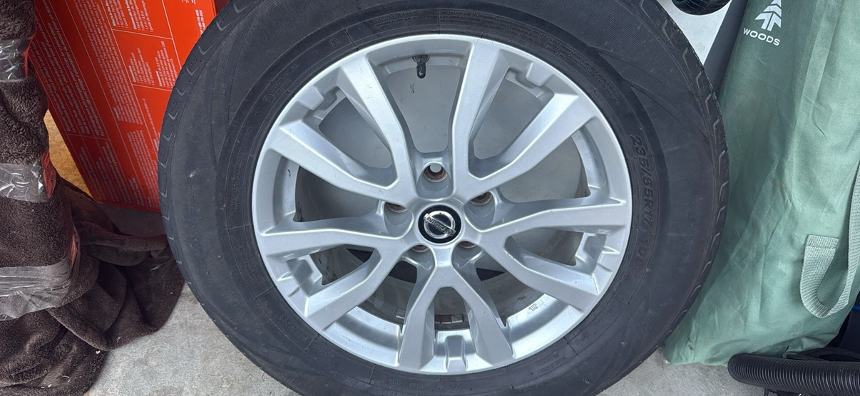 Nissan 17-inch Alloy Wheel with Tire