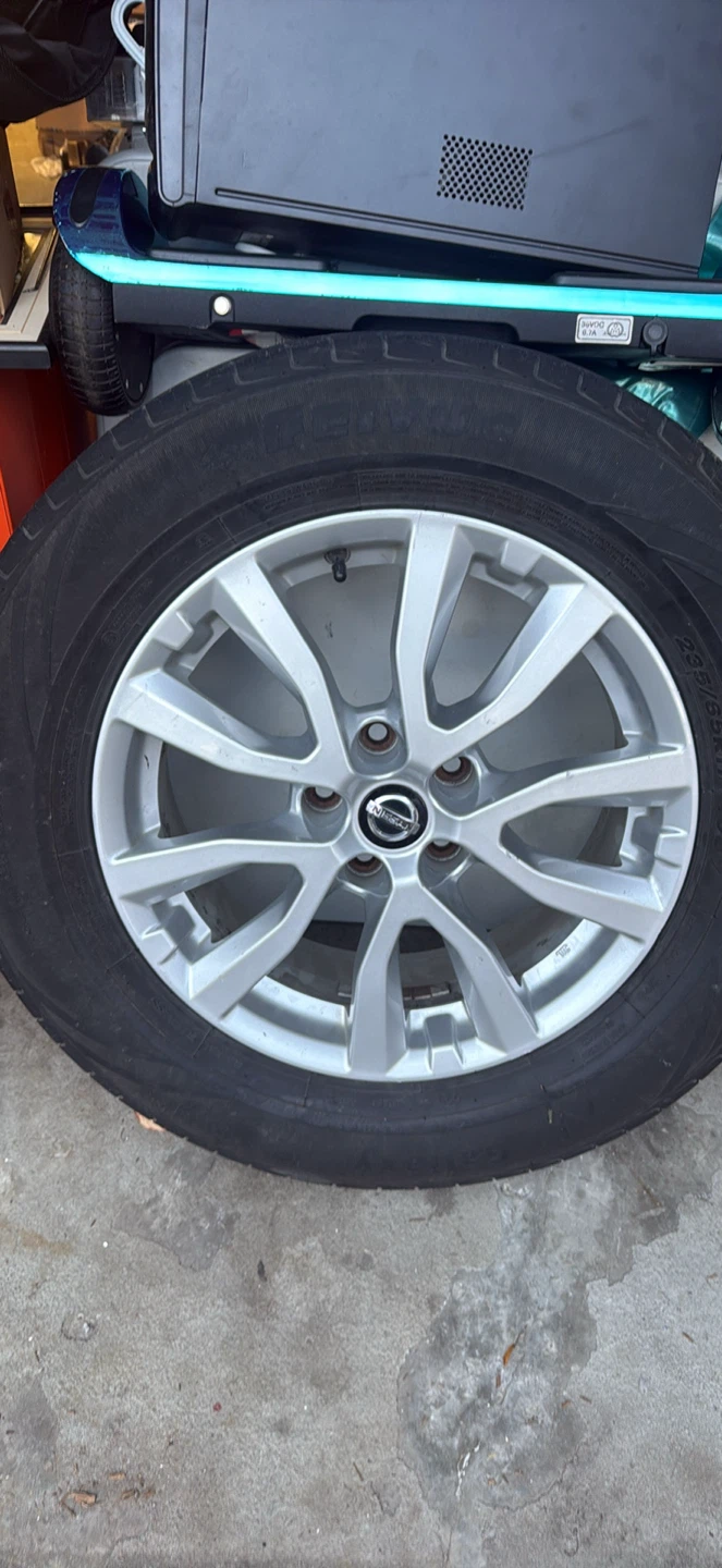 Nissan 17-inch Alloy Wheel with Tire - photo 2