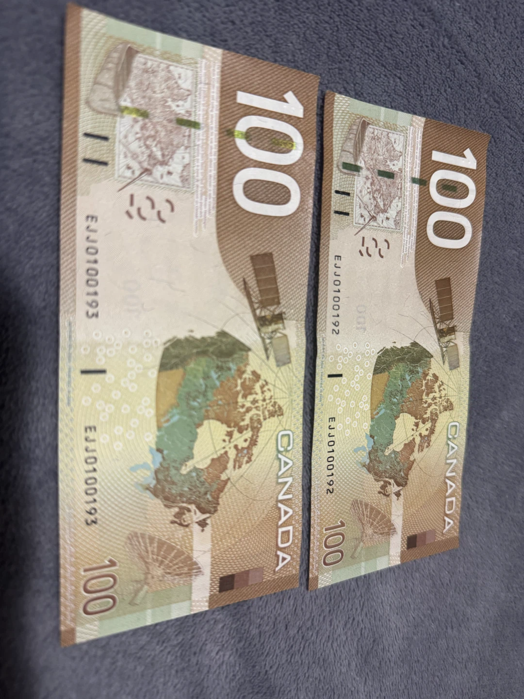 Canada 100 Dollar Bills (2004 Series) with sequence number - photo 2