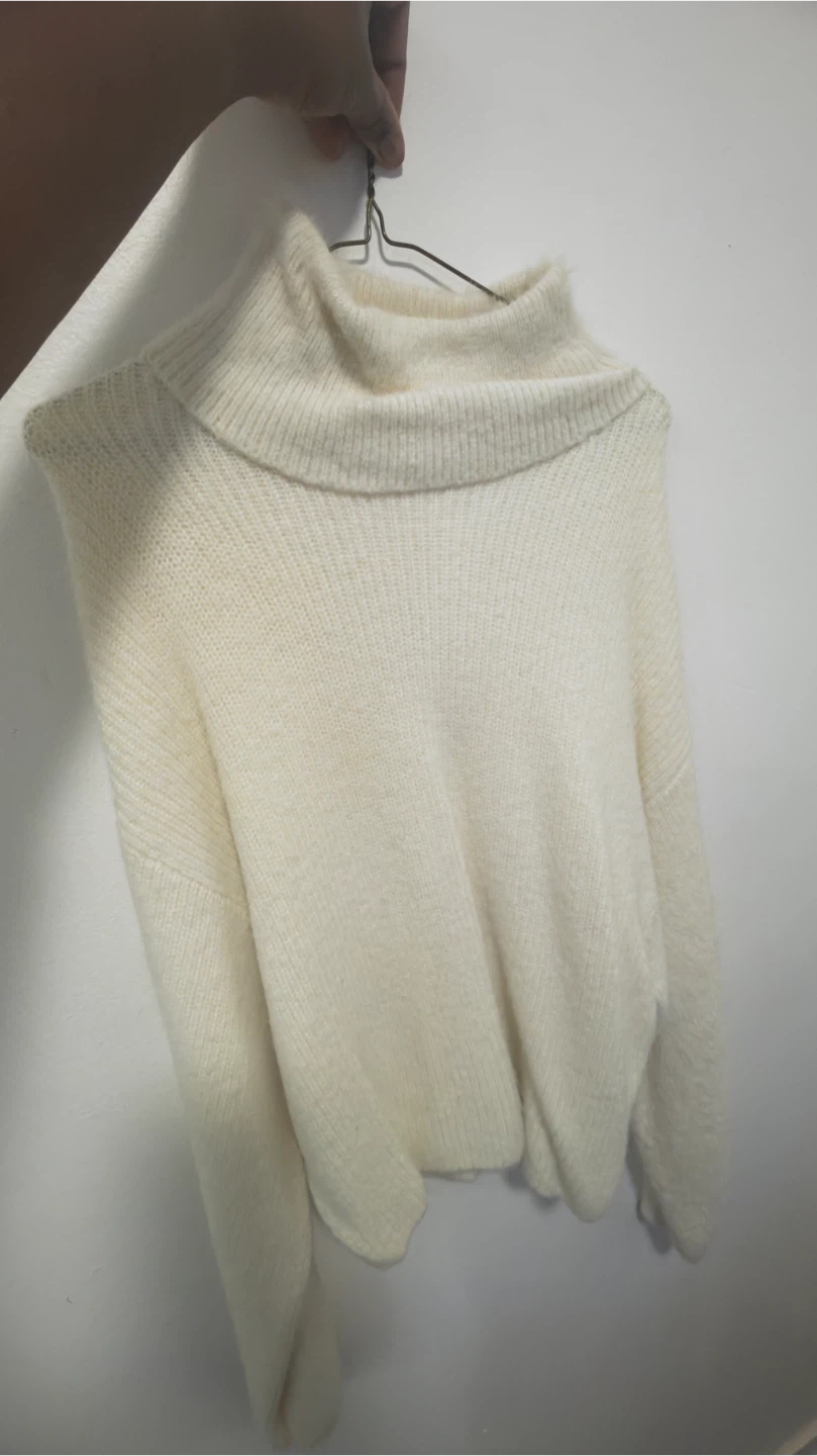 3 sweaters and 1 beautiful turtleneck sweater for women - photo 2