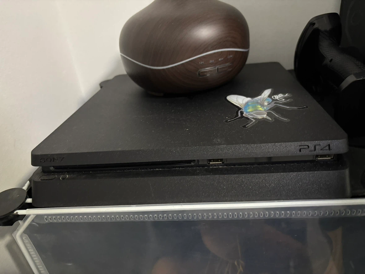 PS4 Slim Console + Controller & 2 Games (861 GB) - photo 3