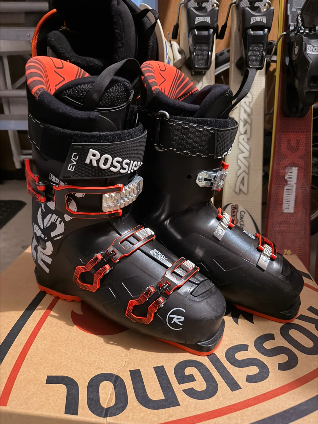 Ski and snowboard equipment - photo 3