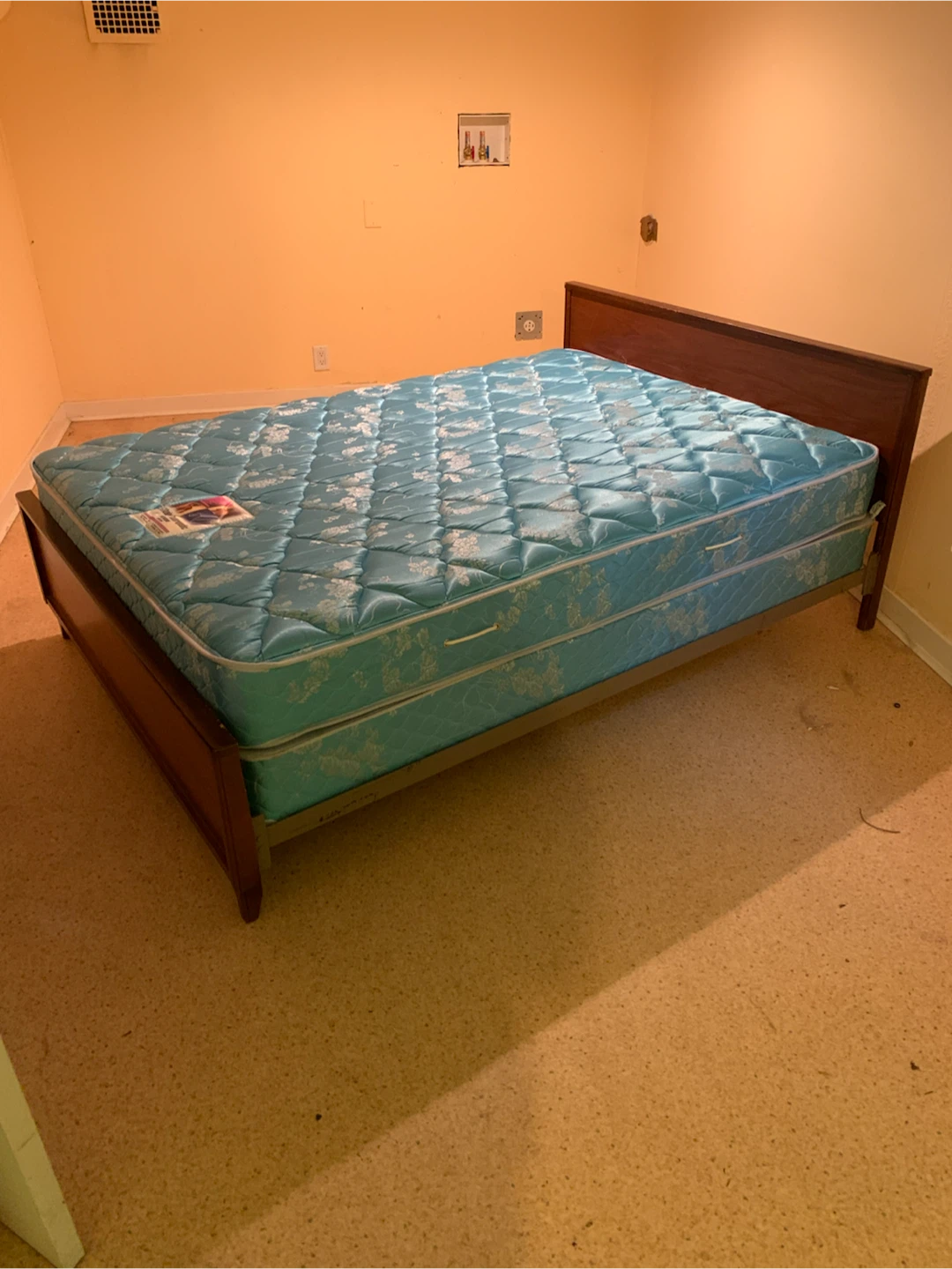 Sealy Posturepedic Premium Ashton Mattress with bed frame - photo 2