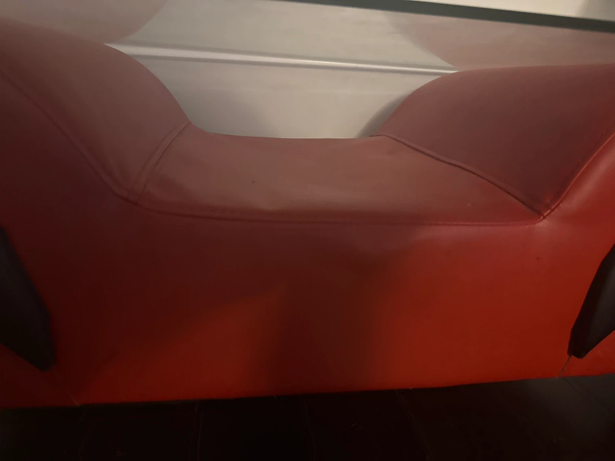 Red and black coffee table with glass top - photo 3