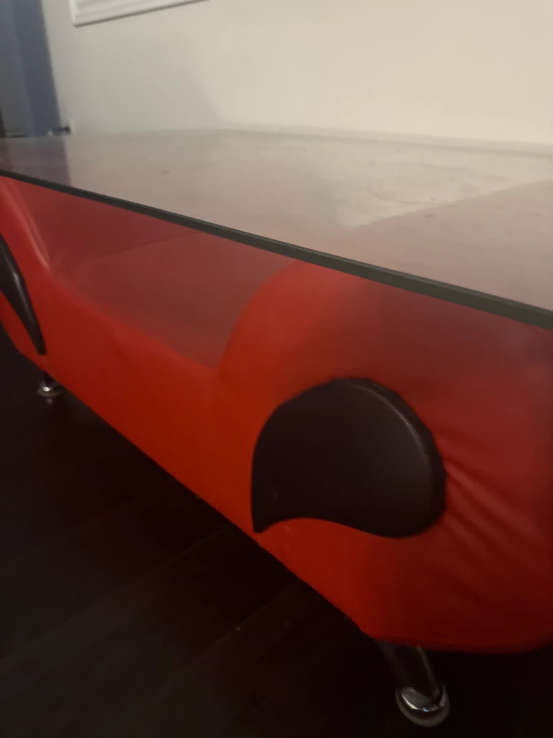 Red and black coffee table with glass top - photo 4