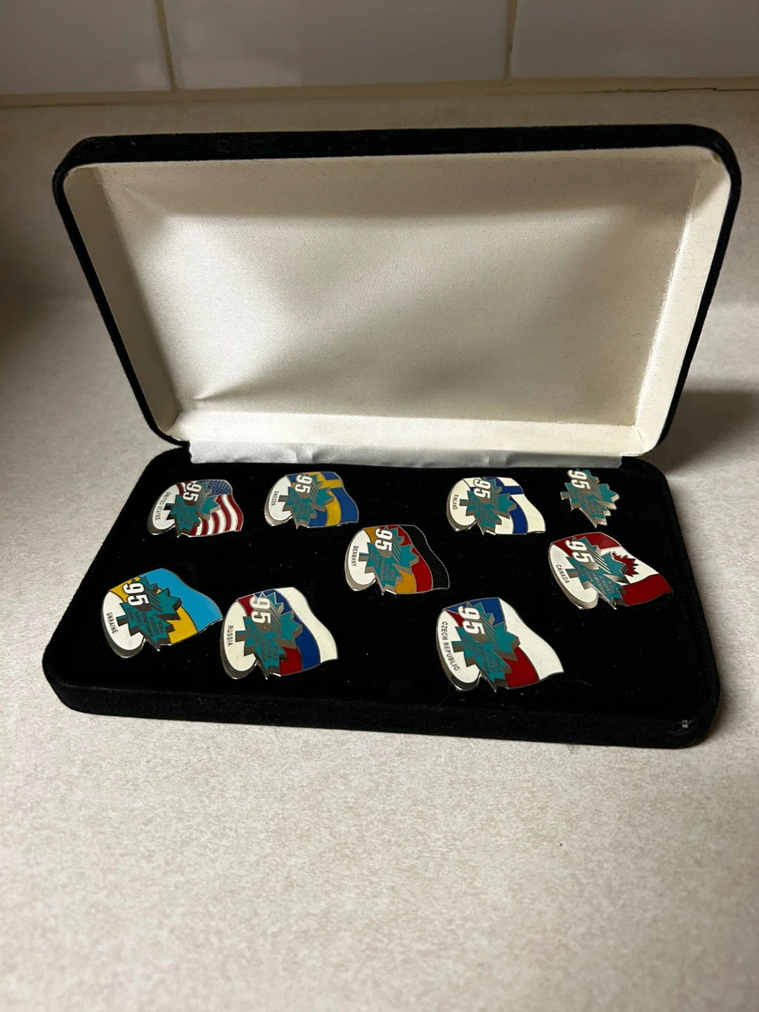 1995 World Junior Hockey Championship Pin Set