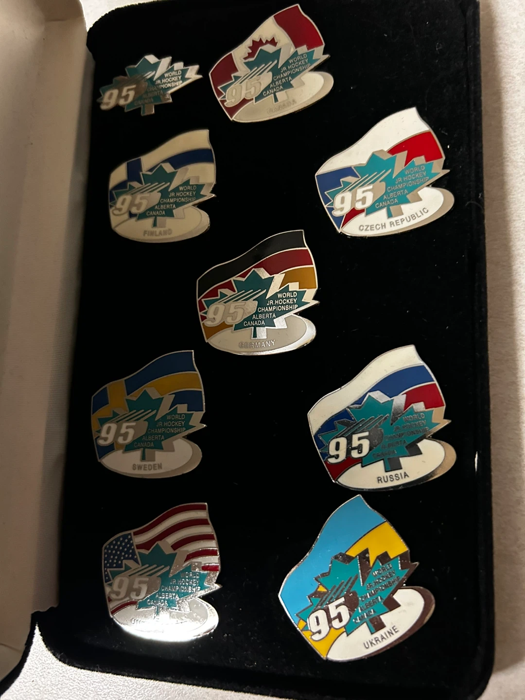 1995 World Junior Hockey Championship Pin Set - photo 2