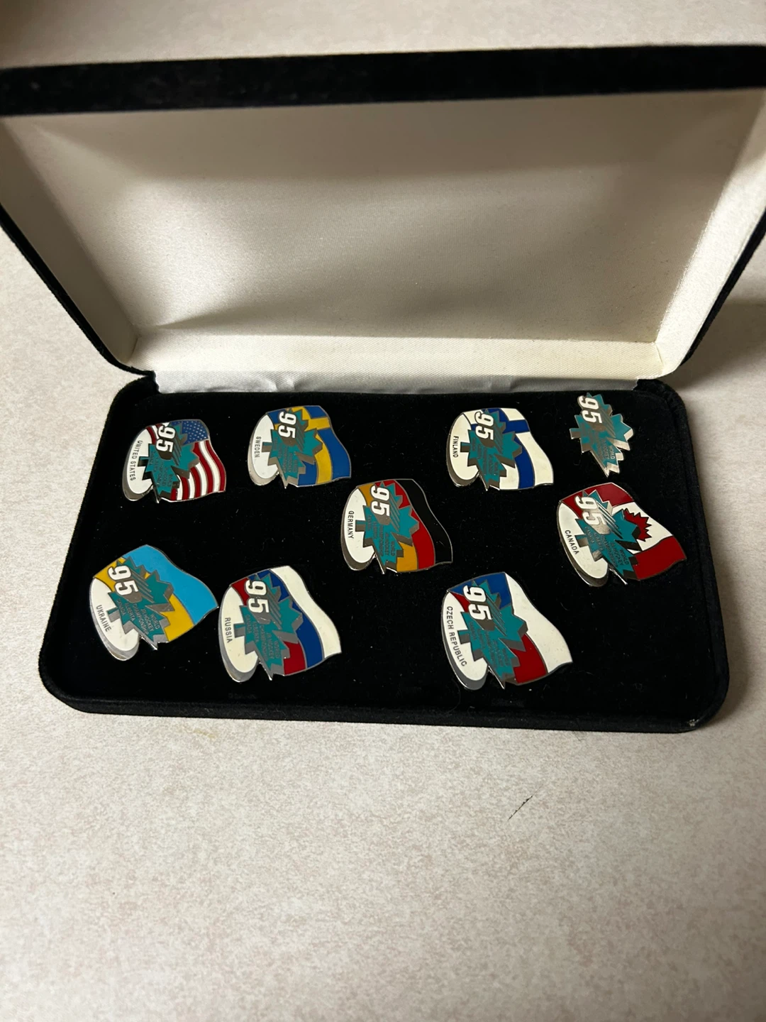 1995 World Junior Hockey Championship Pin Set - photo 3