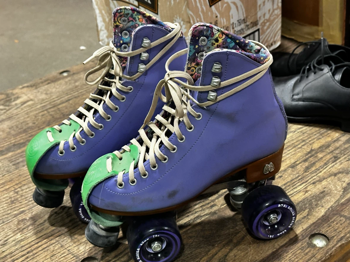 Moxi Beach Bunny Skates Periwinkle - Size 7 Near Mint - photo 4