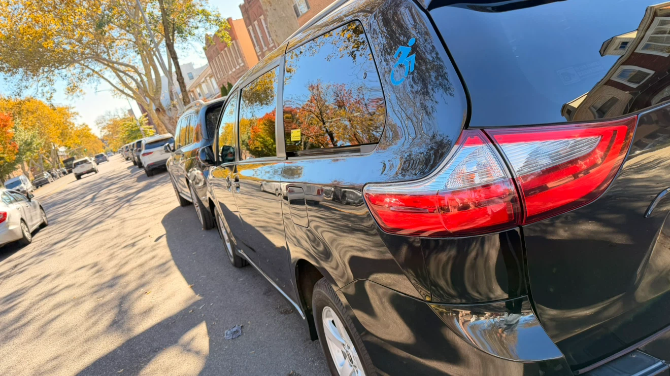 2020 Toyota Sienna LE — Wheelchair Accessible Van, BraunAbility - photo 5
