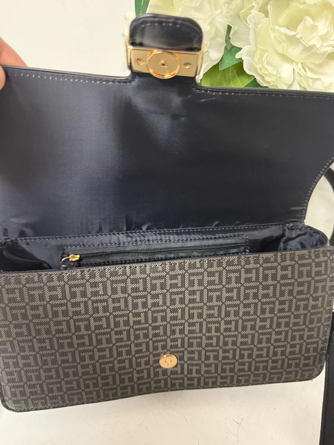 Tommy Hilfiger Monogram Shoulder Bag - photo 5