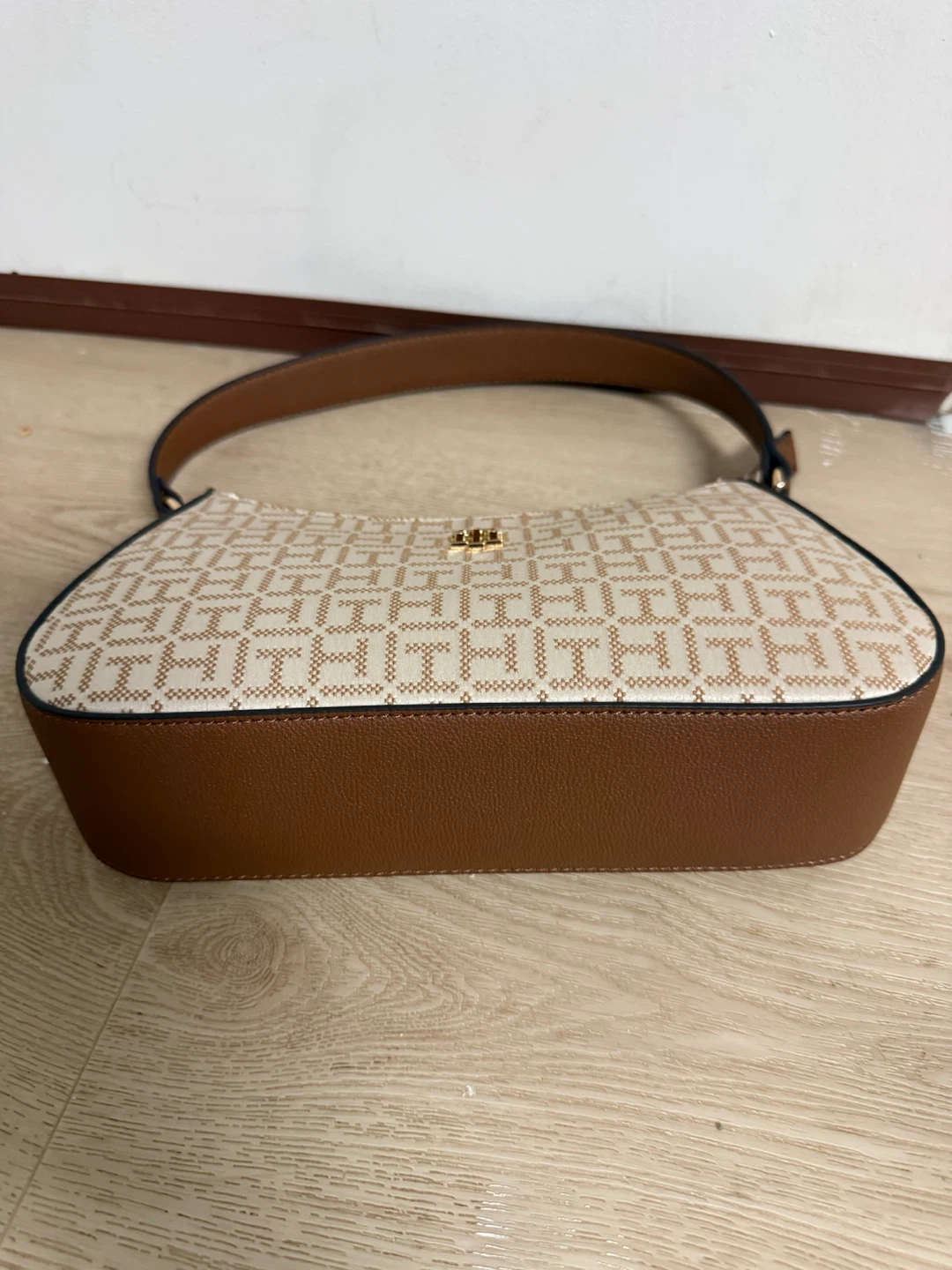 Tommy Hilfiger Monogram Shoulder Bag - photo 3