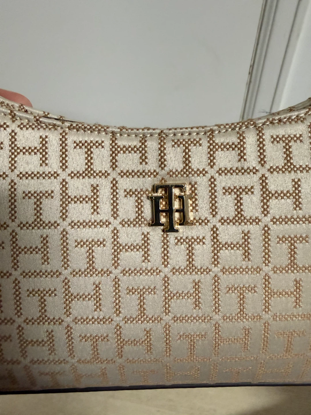Tommy Hilfiger Monogram Shoulder Bag - photo 4