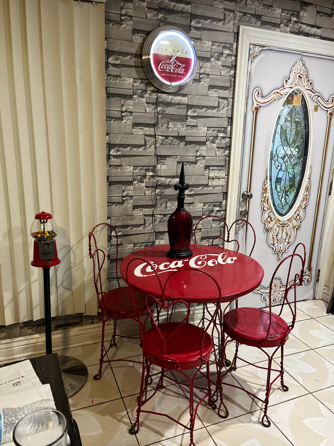Bistro, Clock and candy dispenser