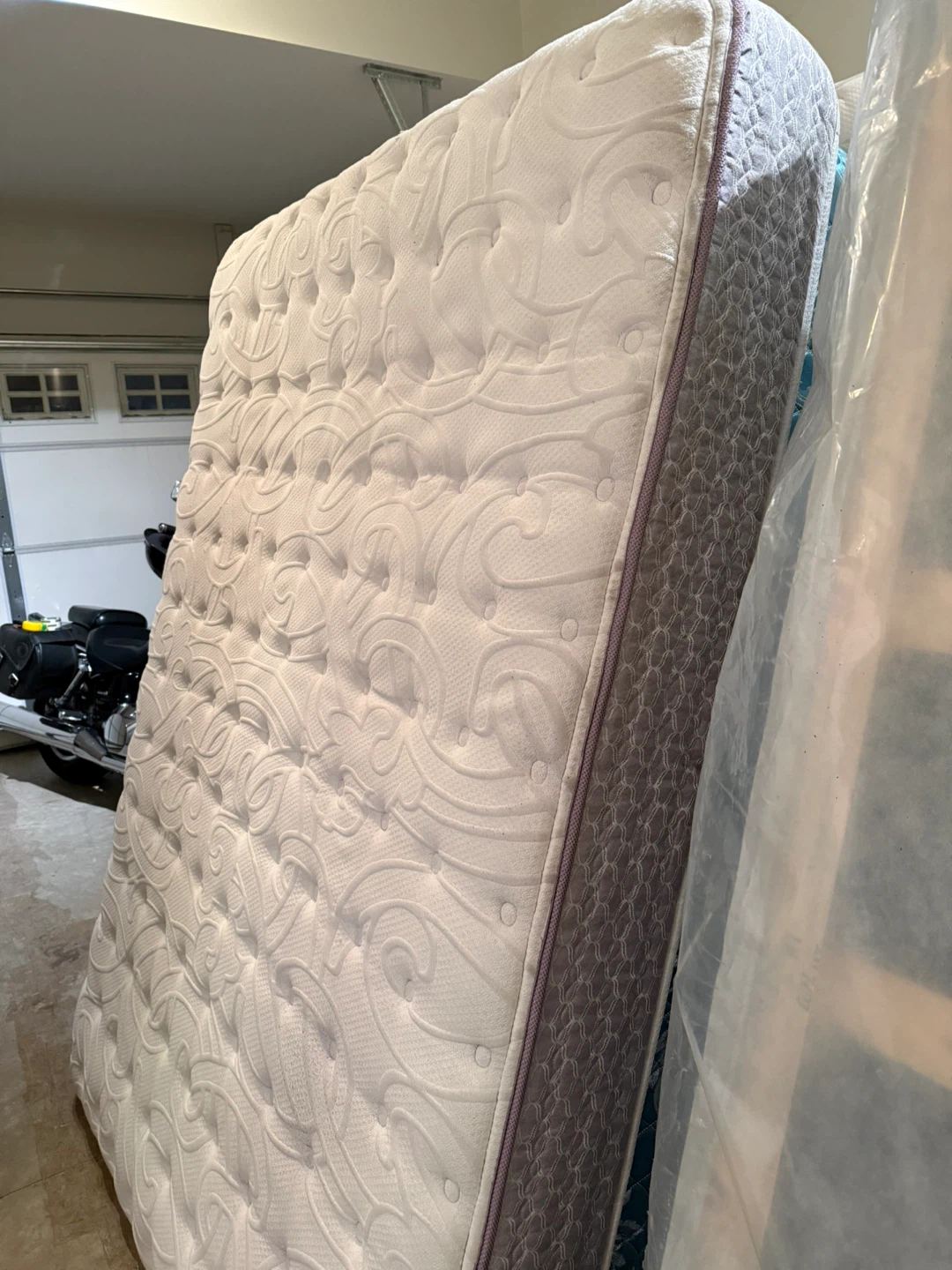 Beautiful Queen bed like new . Delivery $ - photo 3