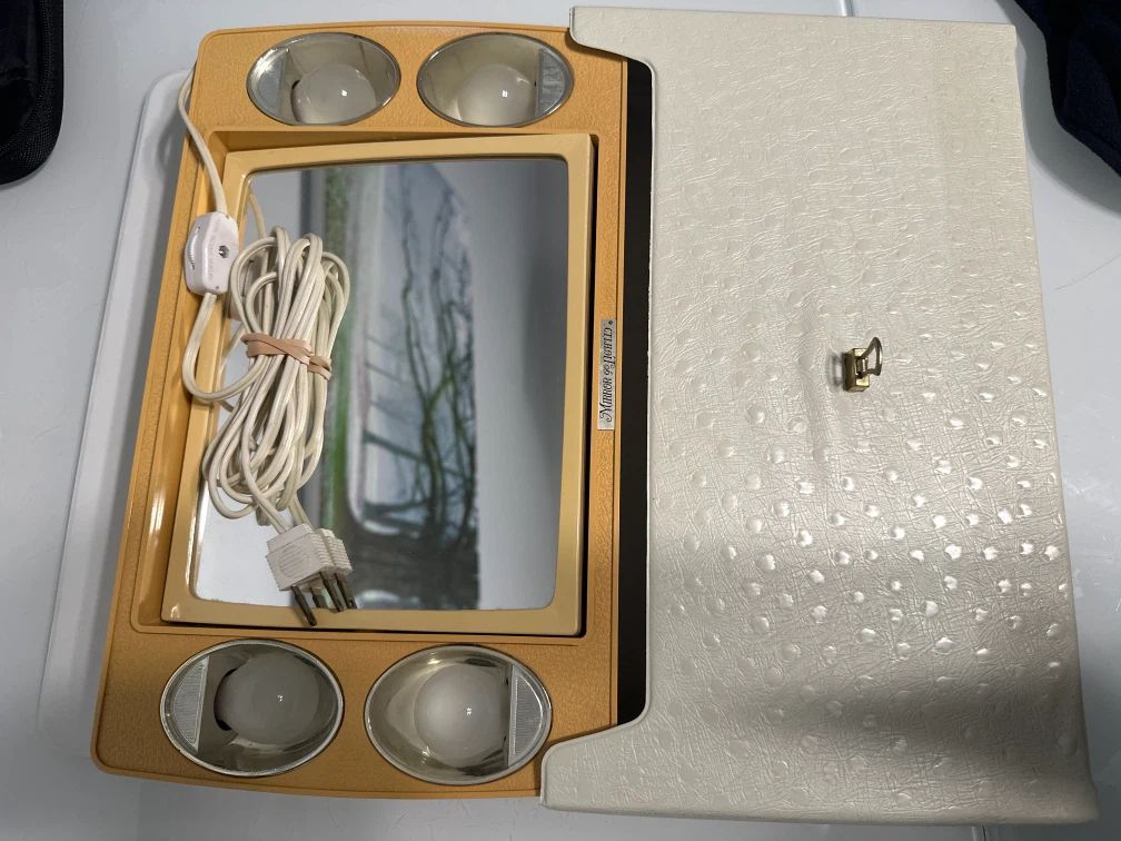 Vintage Mirror & Lights Lighted Makeup Case - photo 3