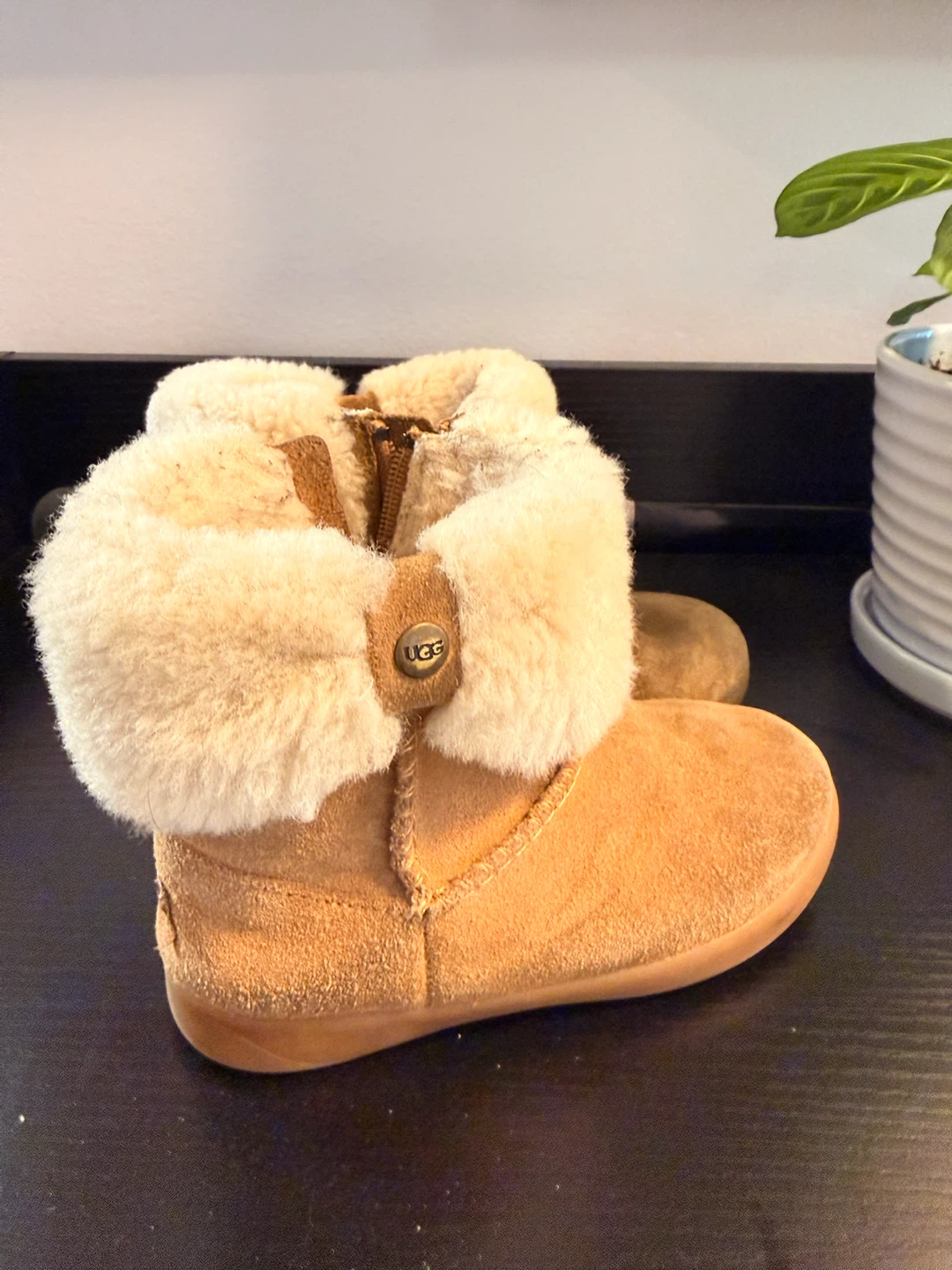UGG Boots Size 9 kids - photo 3