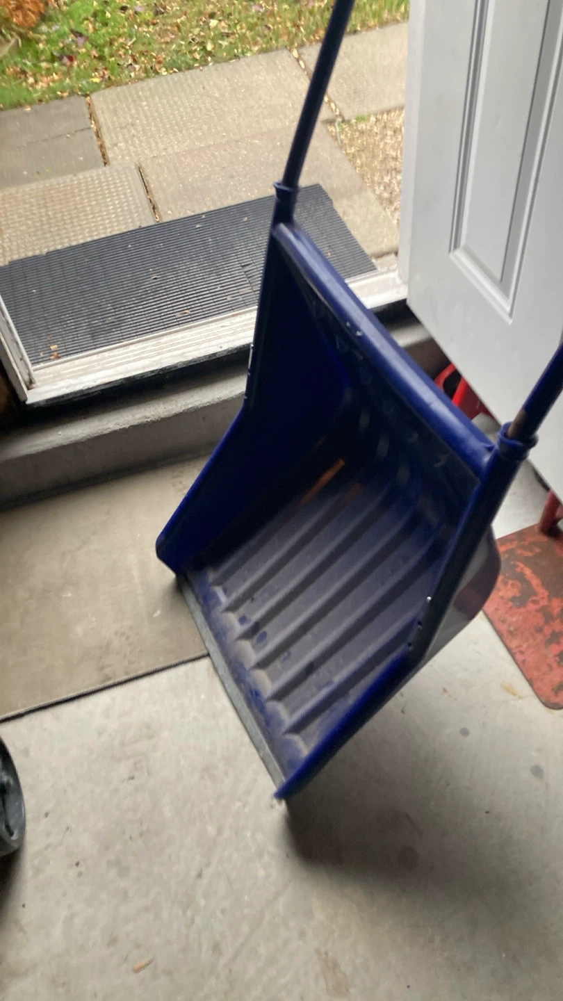 Blue plastic snow pusher - photo 2