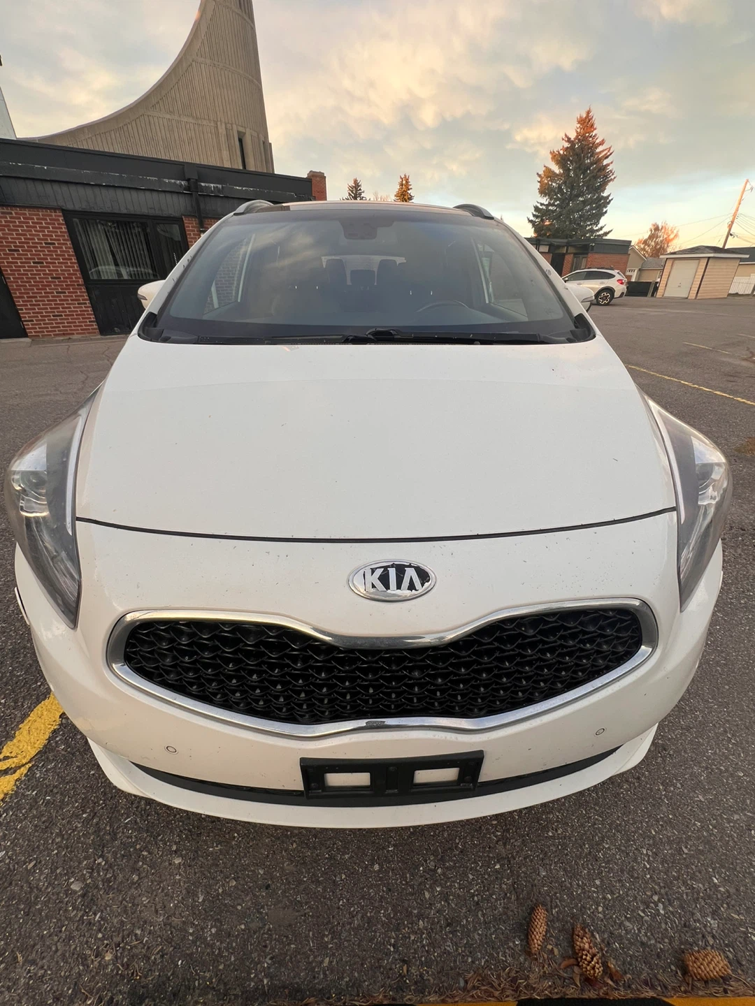 White Kia Rondo EX