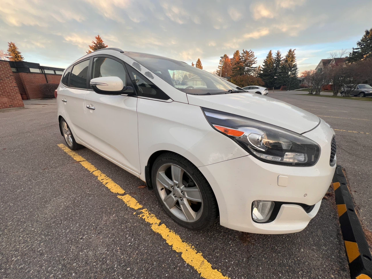 White Kia Rondo EX - photo 2