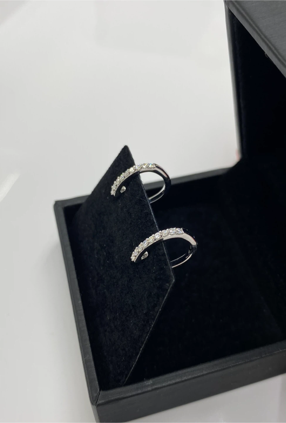 18KT White Gold Diamond Hoop Earrings. Barely used. - photo 3