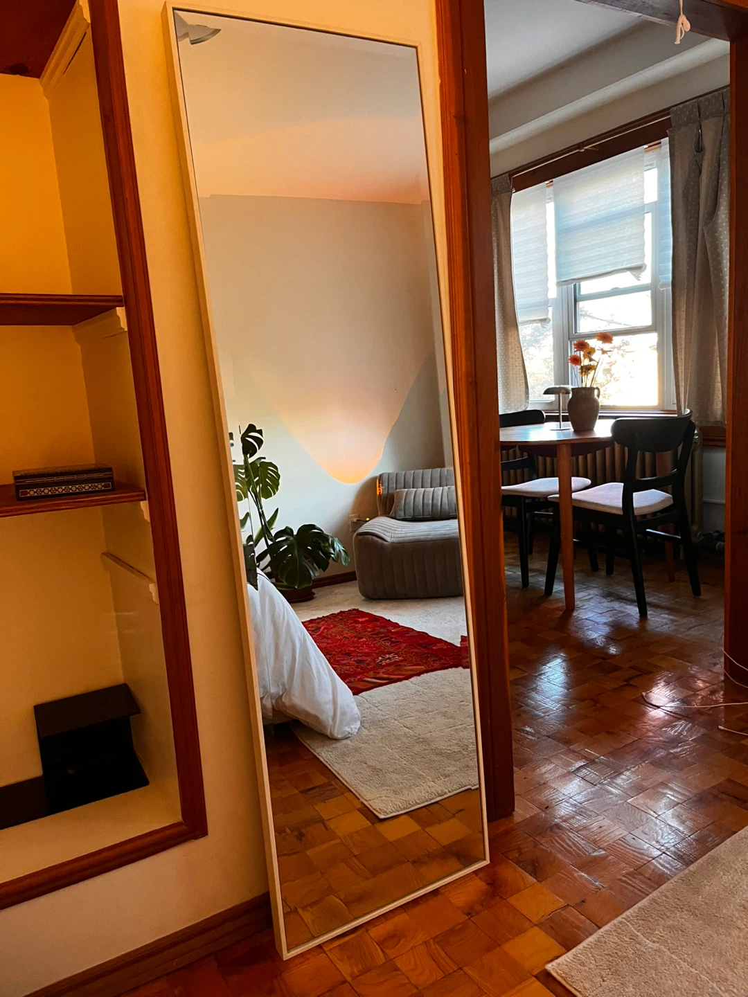 Standing mirror