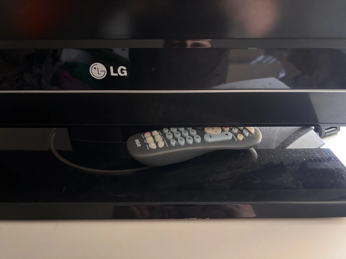 LG HDTV with Remote - photo 2