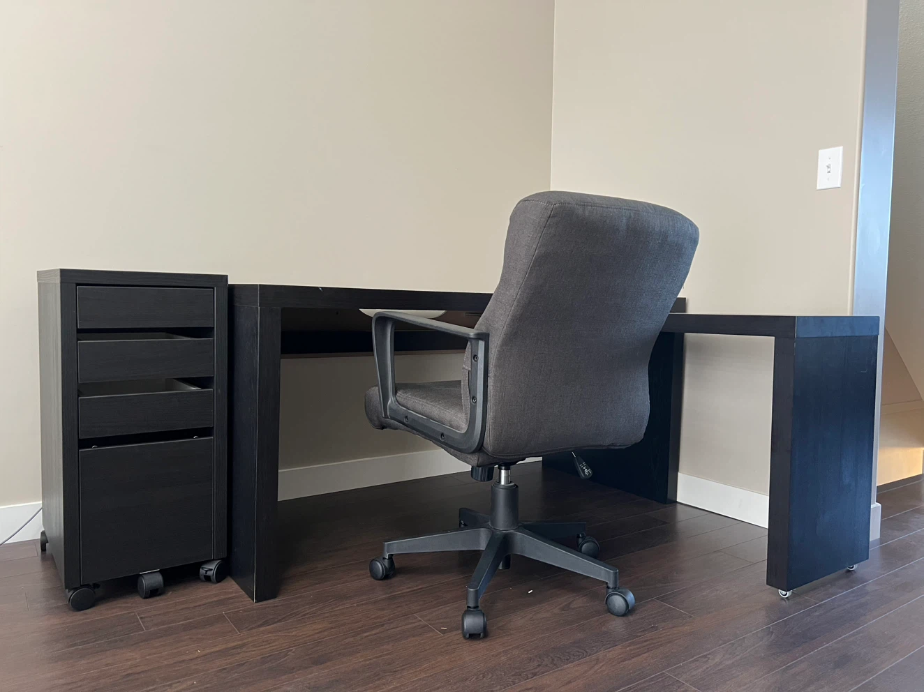 Office table + drawer + chair