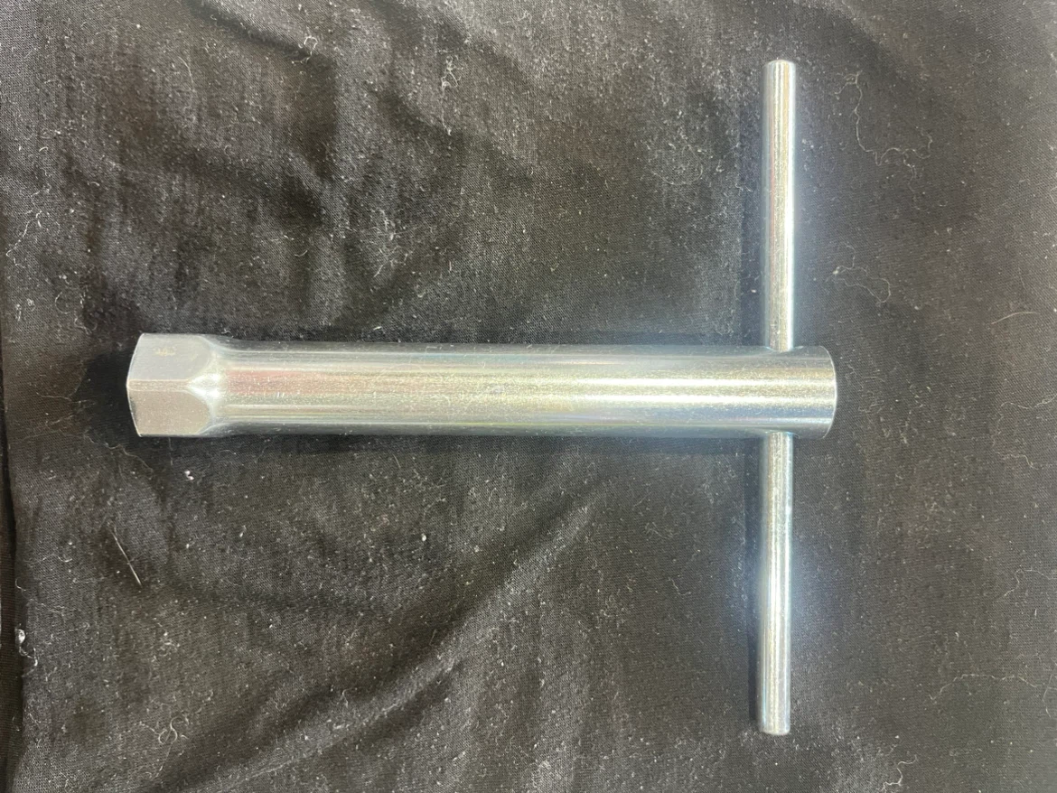 Spark plug socket tool