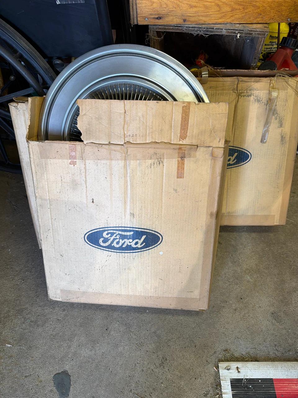 Vintage Ford Thunderbird Hubcap - photo 2