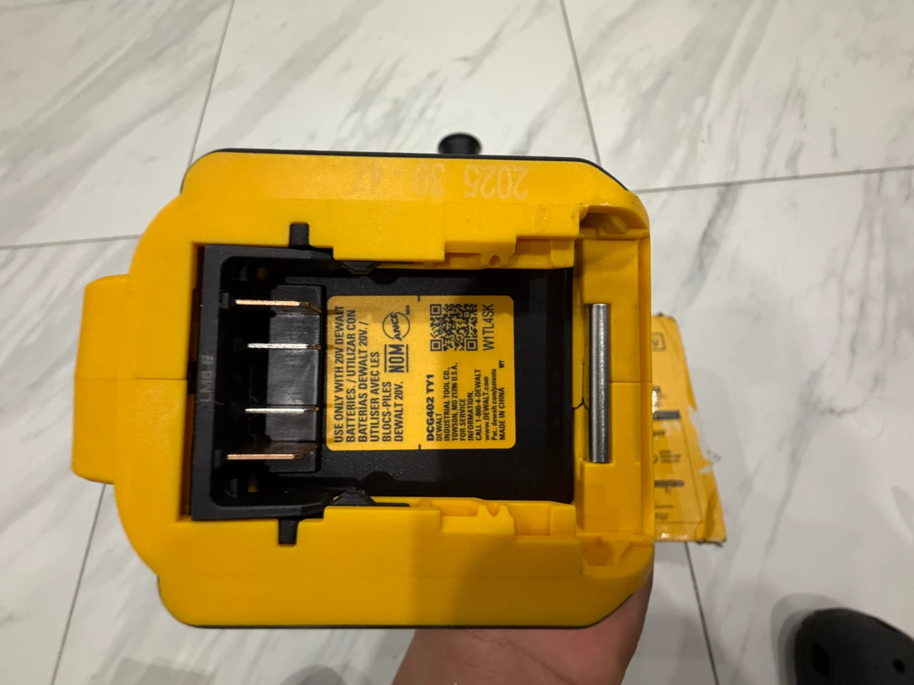 DEWALT ATOMIC 20V MAX Brushless 4-1/2 inch Angle Grinder - photo 3