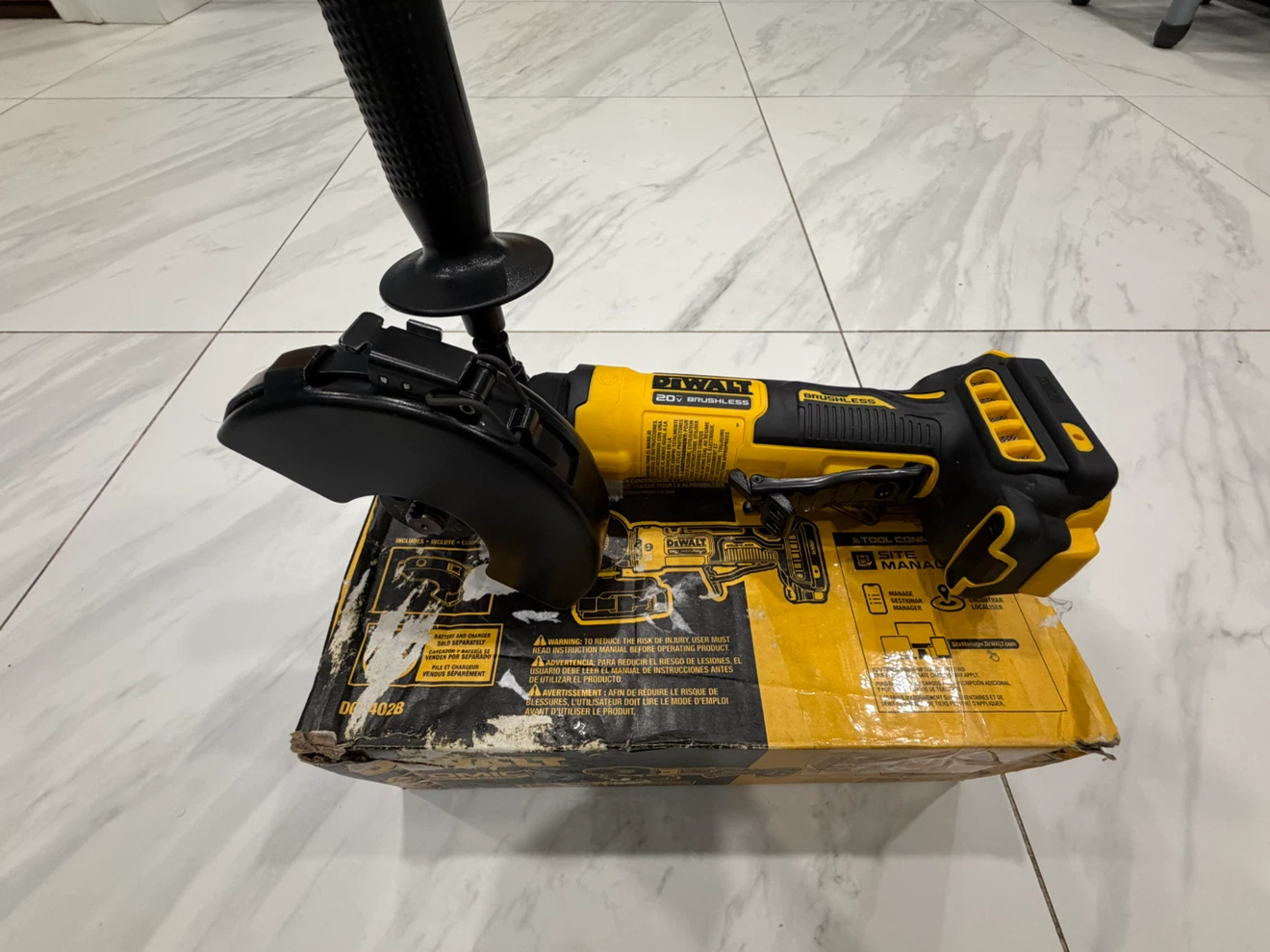 DEWALT ATOMIC 20V MAX Brushless 4-1/2 inch Angle Grinder - photo 4