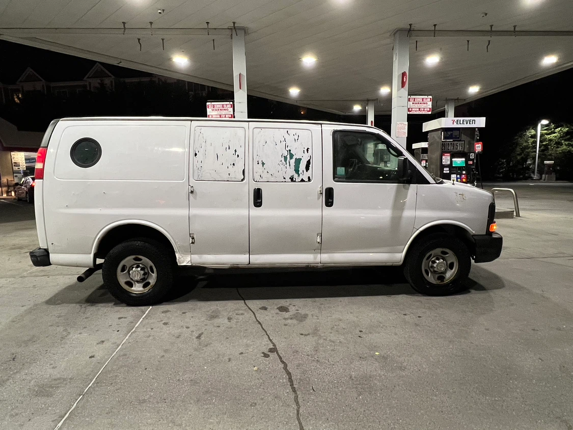 2008 Chevy express 2500 heavy duty. Runs perfect. - photo 2