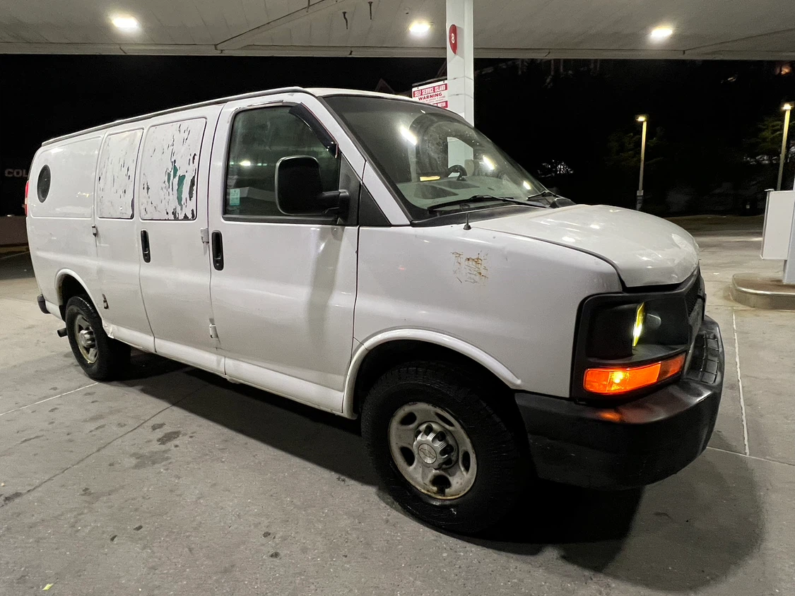 2008 Chevy express 2500 heavy duty. Runs perfect. - photo 3