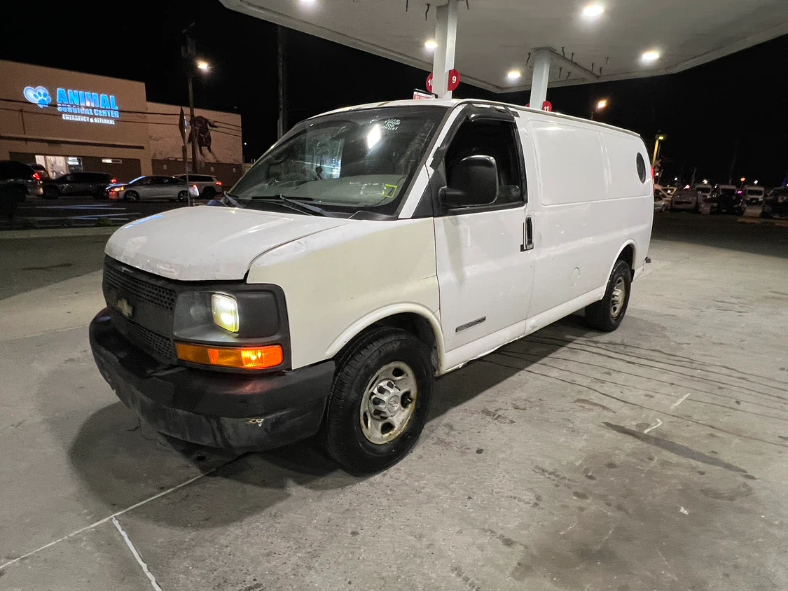 2008 Chevy express 2500 heavy duty. Runs perfect. - photo 4