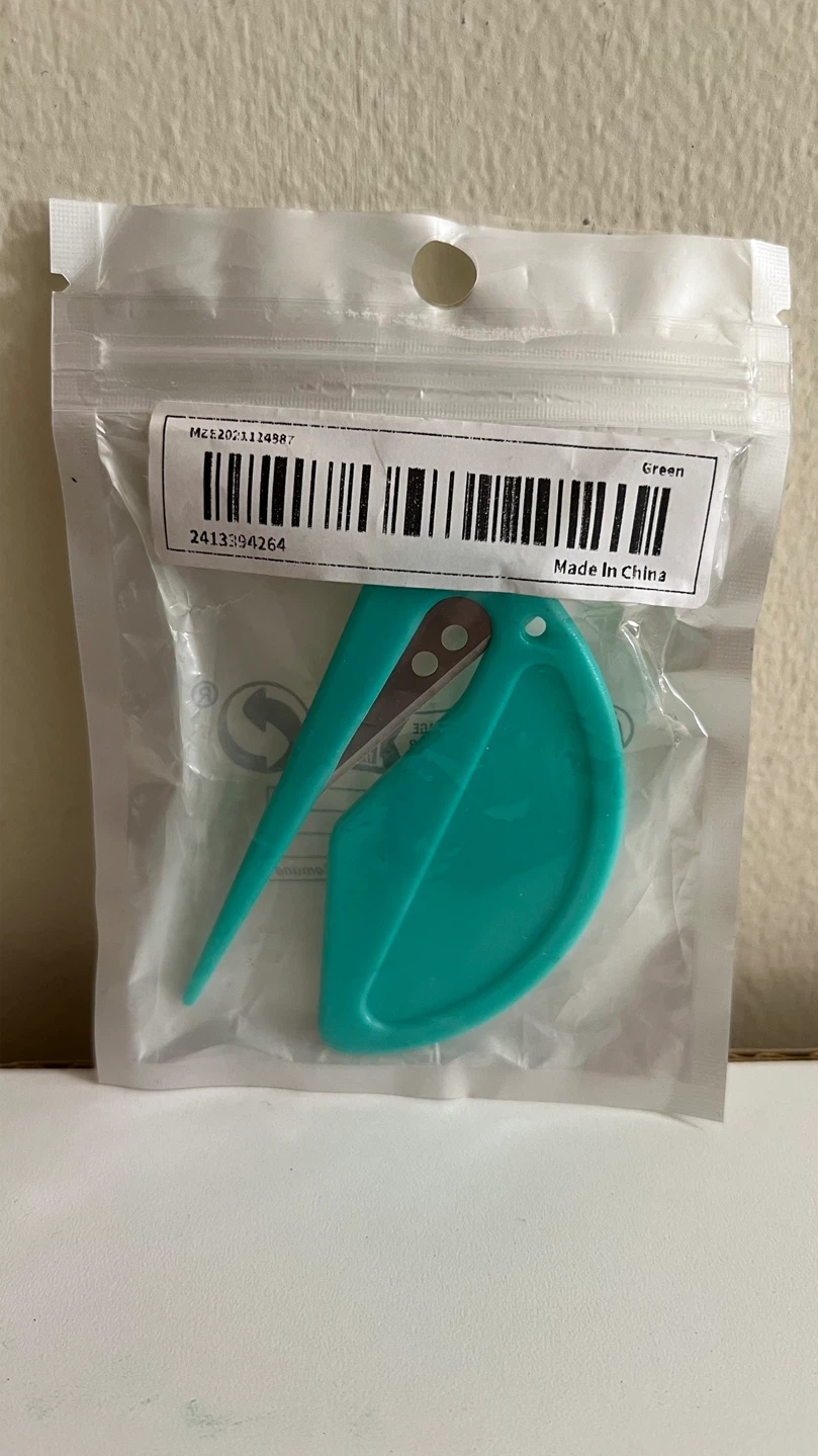 Brand New Ergonomic Seam Ripper & Thread Cutter Tool (Green)