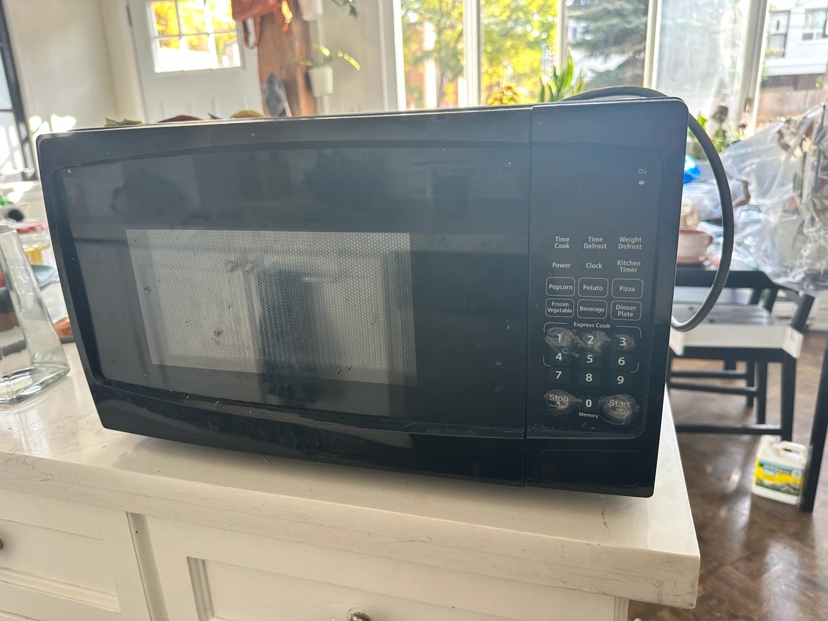 Danby Microwave 0.7 cu ft 700W - Black