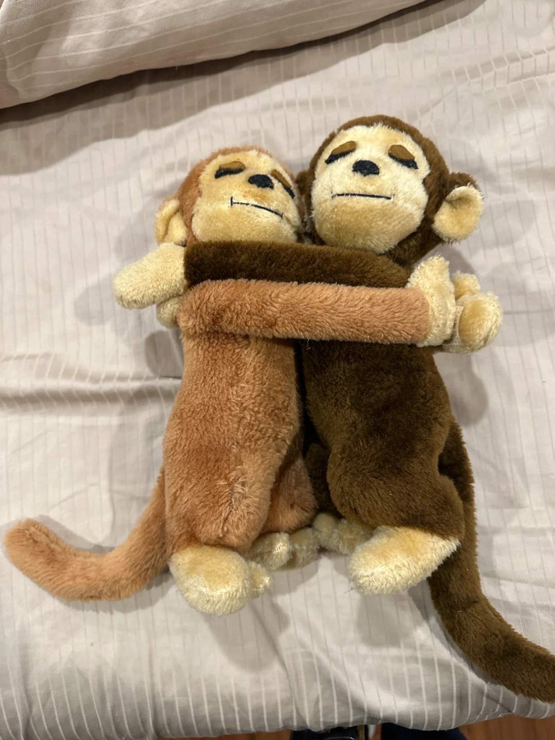 Pair of Dakin Hugging Monkey Plush Toys - photo 2