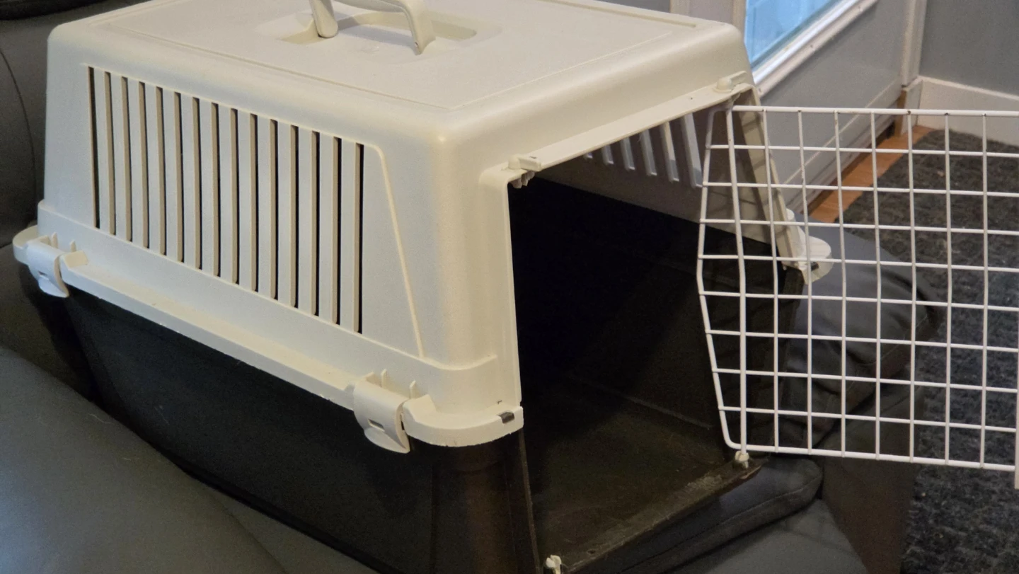 Medium Hard Sided Pet Travel Crate - photo 2