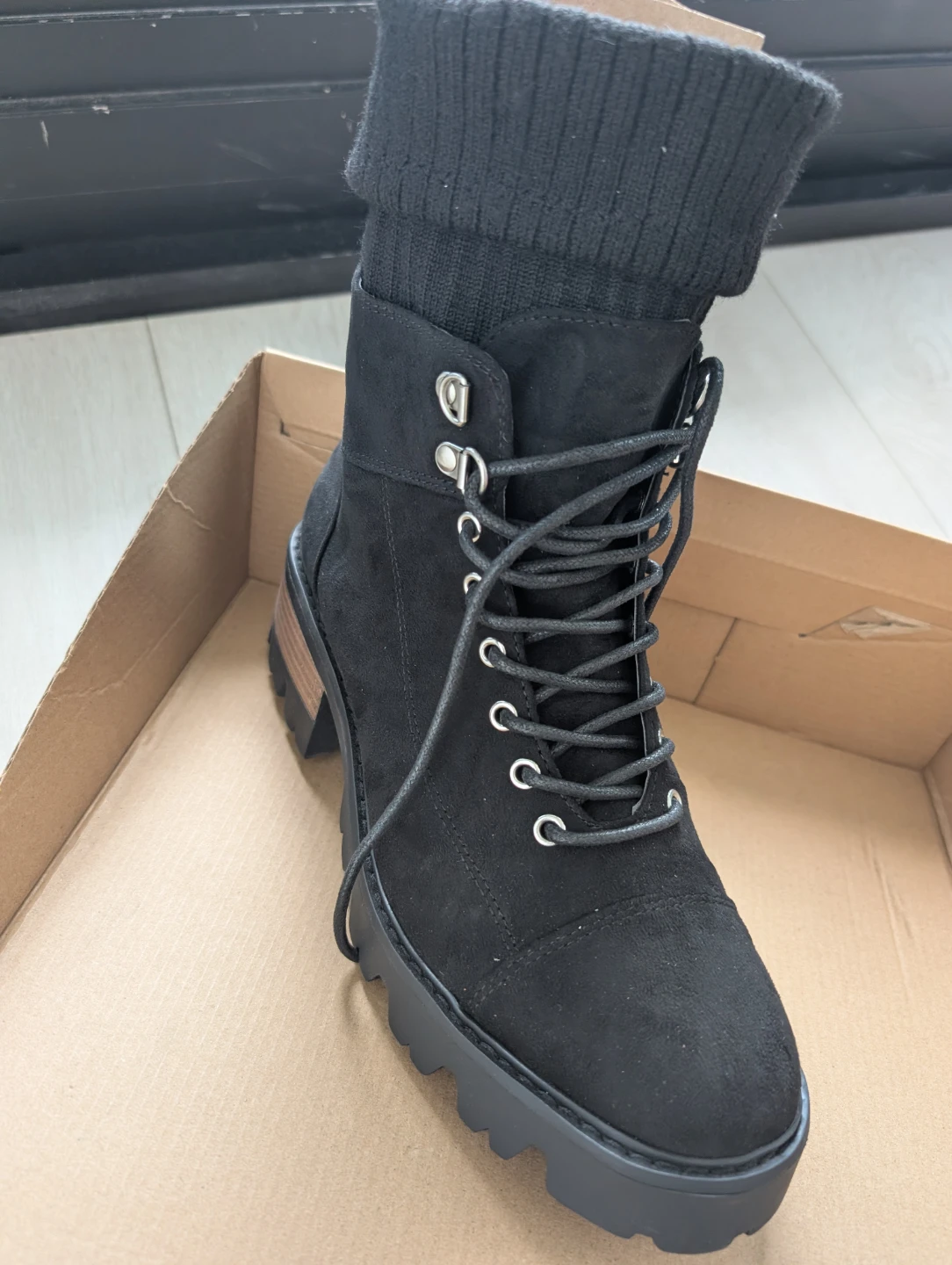 Move out sale: Just Fab Black Lace-Up Combat Boots Size 9 - photo 4