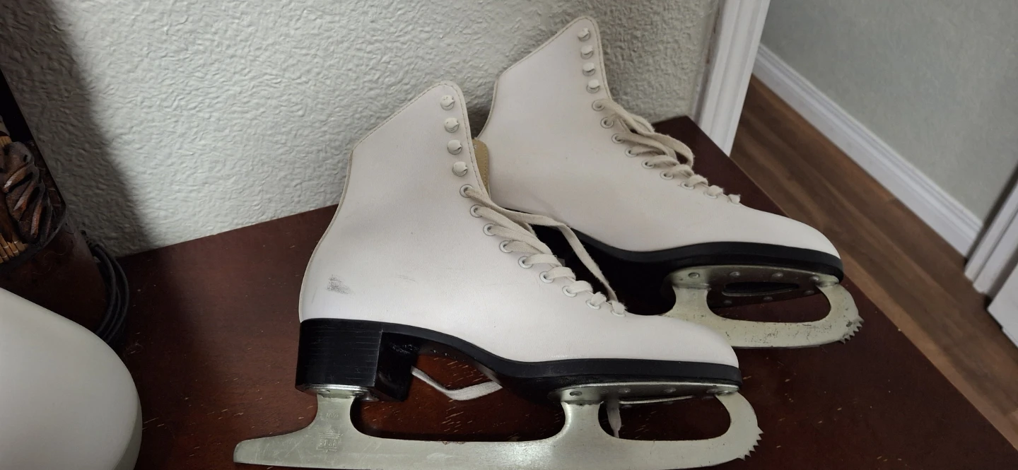 CCM White Figure Skates - Size 9 or 10 - photo 2